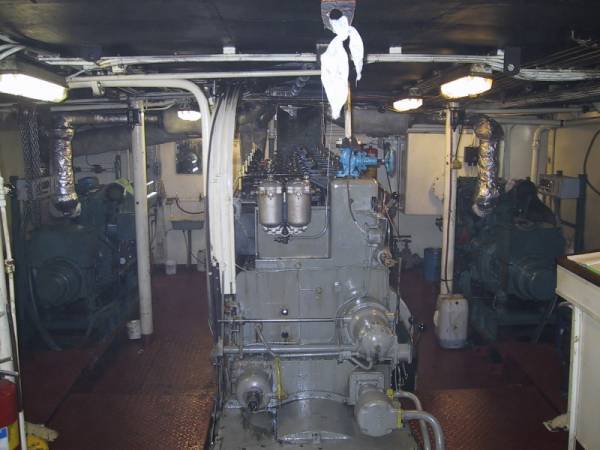 FAS10-12-Engine_room2.jpg (37304 bytes)